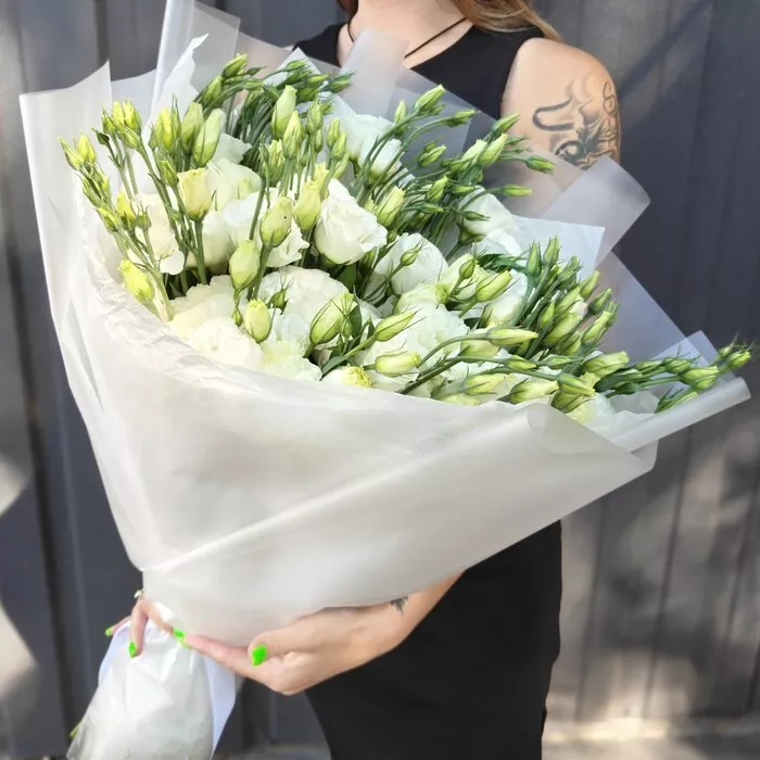 25 веток белой эустомы